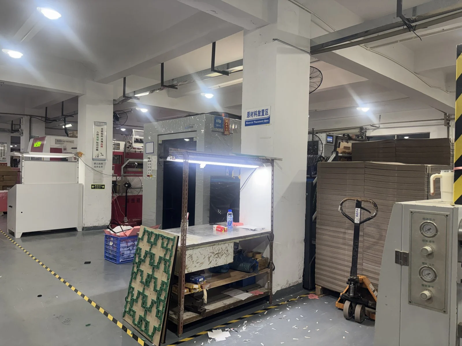 Custom packaging workshop for paper bags and boxes