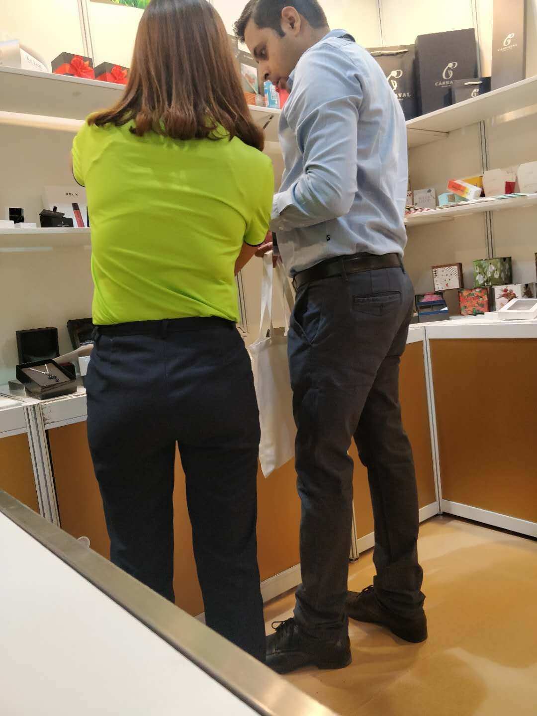Packaging samples discussed with a buyer at an exhibition booth