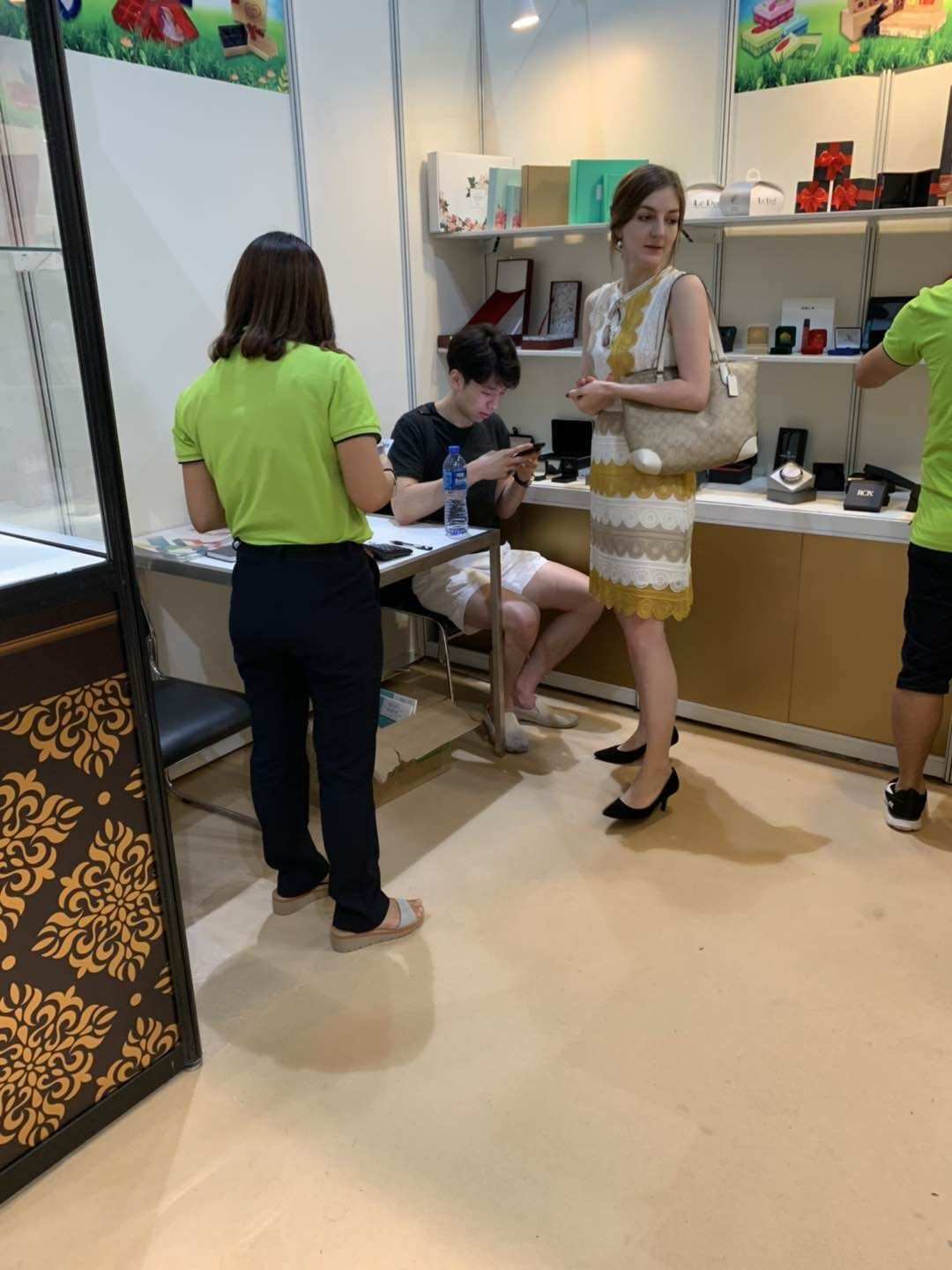 Packaging samples reviewed with a visitor at the exhibition counter